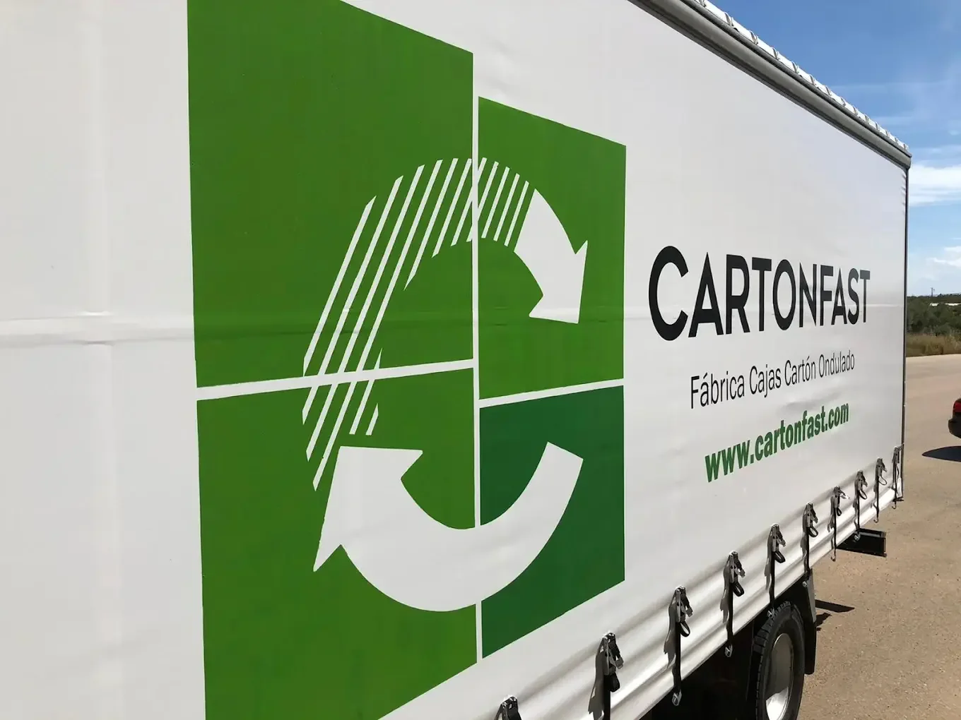 Camion de livraison Cartonfast avec des caisses en carton